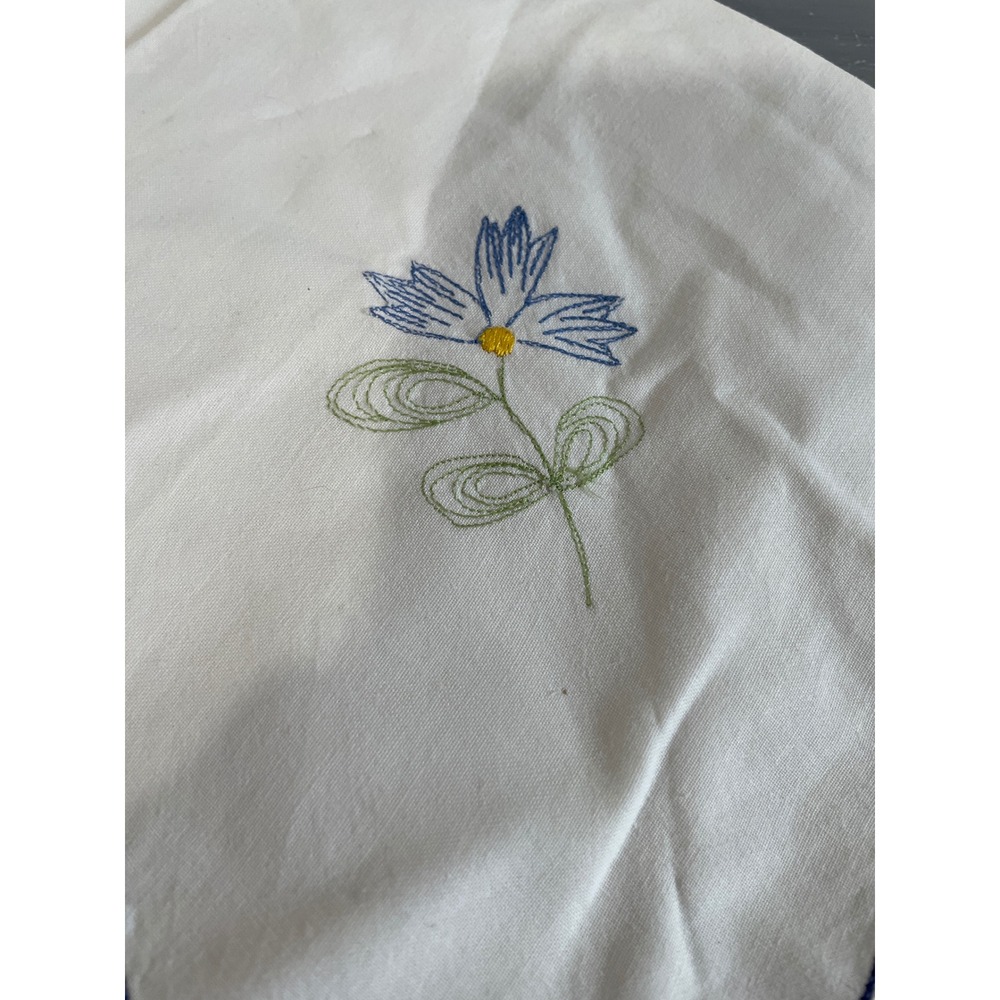 Vintage White Cloth Napkins Set of 3 Blue Floral Embroidery Scalloped Edge 16x17 - Picture 2 of 6